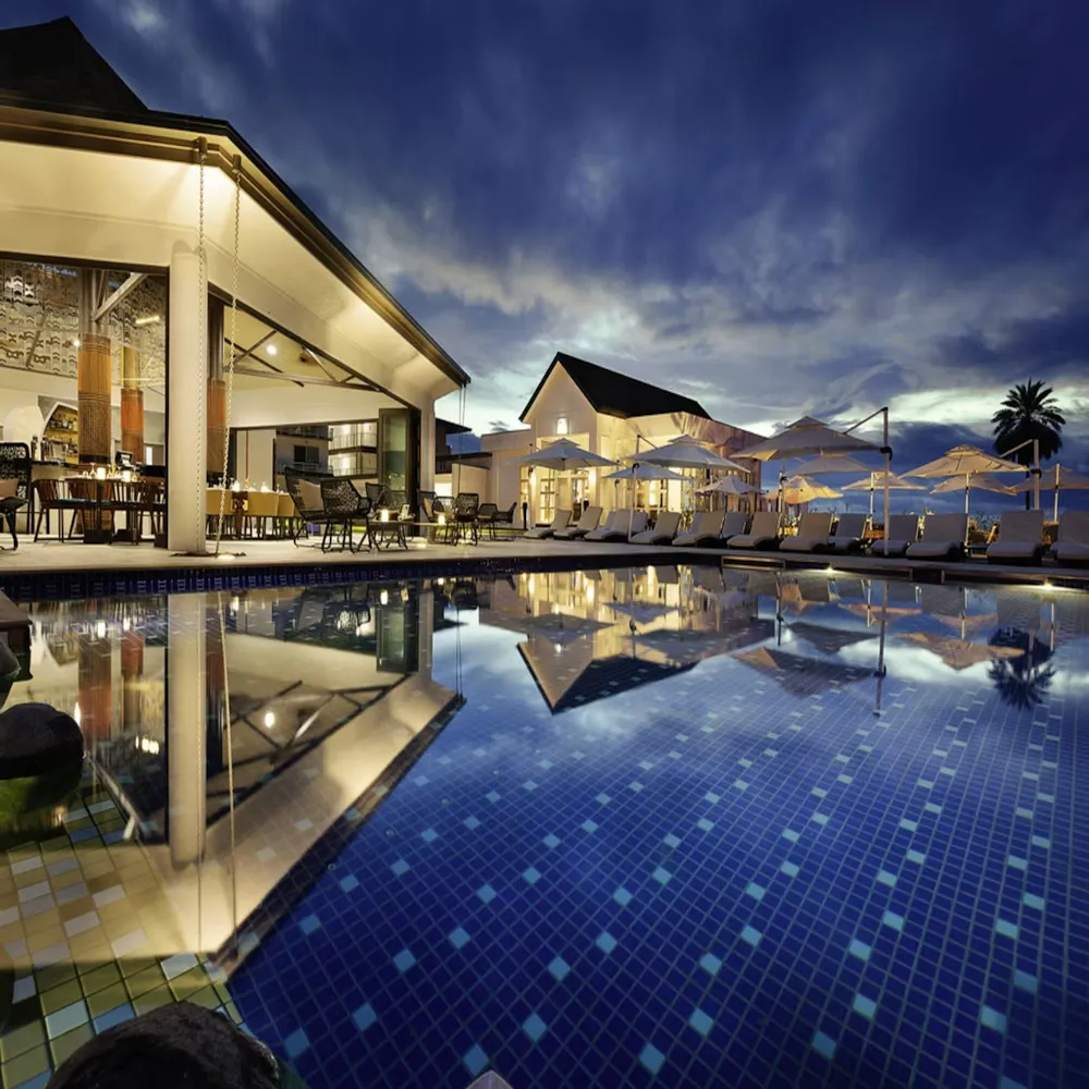 Hotel con alberca al atardecer